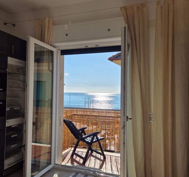 Lavagna Apartment | Alloggio Ametista frontemare con posto auto