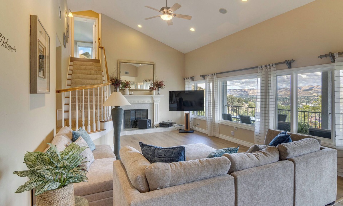 Simi Valley House | Amazing Mtn & City Views! Simi Valley Hideaway