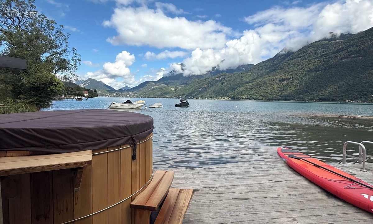 Doussard Villa | Annecy LakeLodge lakeside modern 7 bdrm Villa with new lakefront sauna & jacuzzi