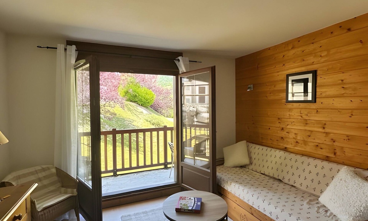 Flumet Apartment | Apartment '4-6 Couchages Proche Des Pistes' with Mountain View, Balcony and Wi-Fi