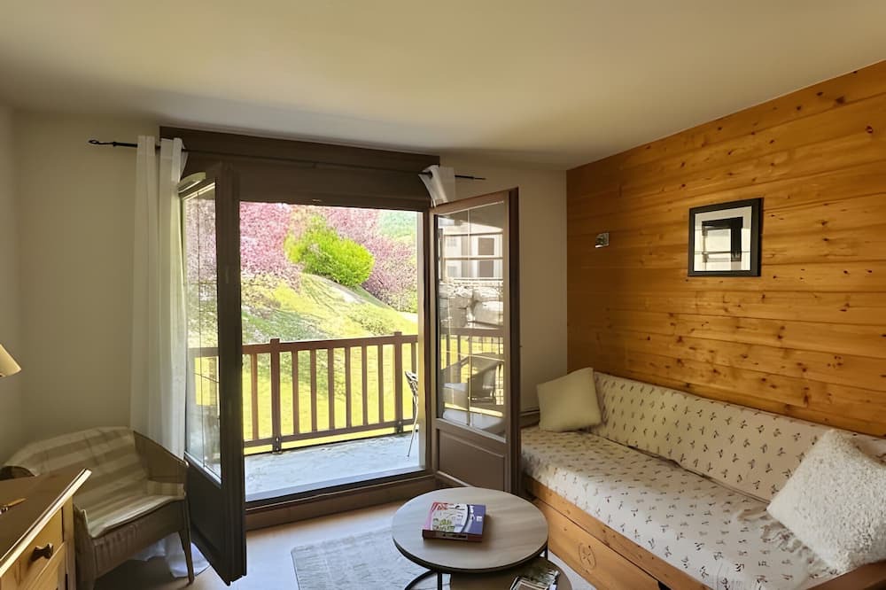 Flumet Apartment | Apartment '4-6 Couchages Proche Des Pistes' with Mountain View, Balcony and Wi-Fi