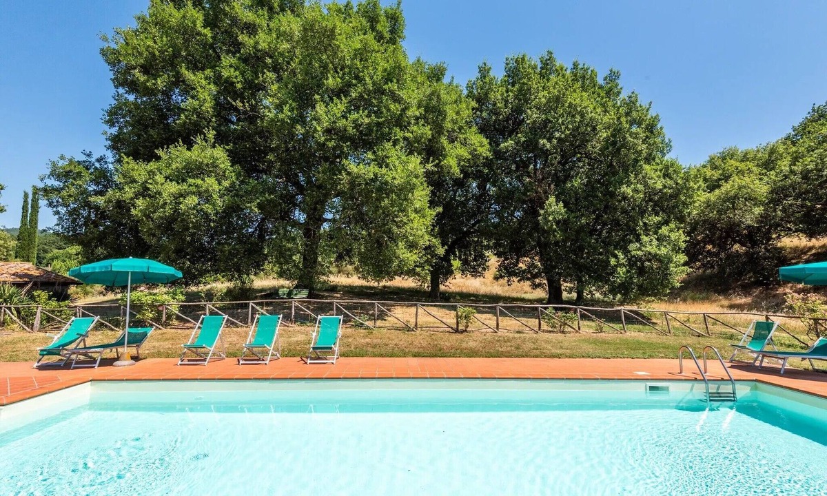 Radicondoli Apartment | Apartment 'Autentico In Campagna' with Mountain View, Shared Pool and Wi-Fi