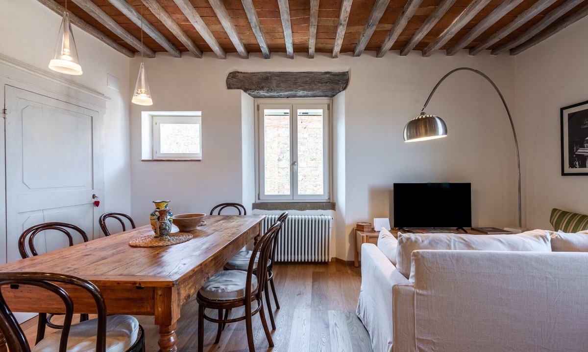 Radicondoli Apartment | Apartment 'Il Bel Soggiorno' with Hillside View