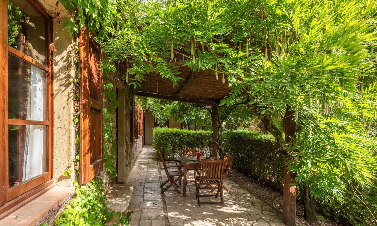 Serre di Rapolano Apartment | Apartment 'Il Covone' with Shared Pool, Shared Terrace and Wi-Fi