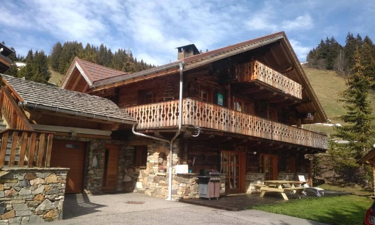 Les Saisies Apartment | Apartment in a chalet in Les Saisies -100m from the slopes - Heart of the resort - 13 people