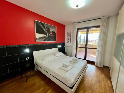 Prato Apartment | Appartamento Luminoso con Terrazzo, WI-FI e Garage
