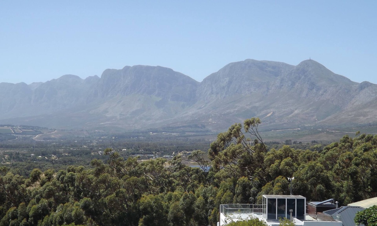 Mountainside Apartment | Arendsnest Self Catering Studio Apartment with spectacular views.