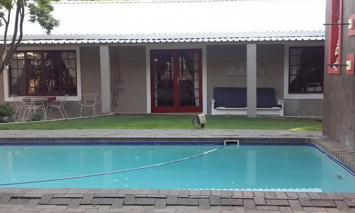 Vredefort Cottage | Arty self-catering cottage nestled in a tranquil garden with calming birdlife.