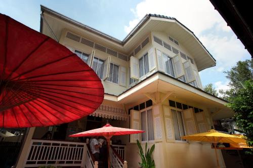 Wat Bowon Niwet Hostel | Baan Dinso