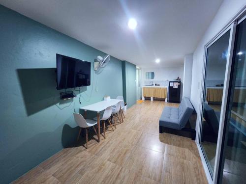 Manorom House | Baan U Sabai Poshtel (บ้านอยู่สบาย พอสเทล)