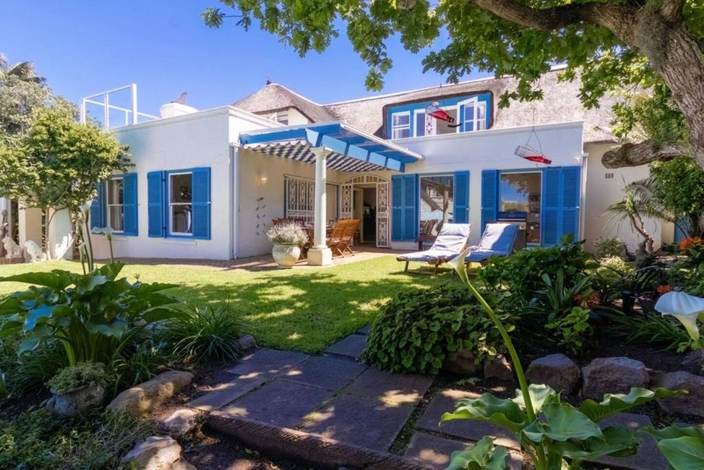 Westcliff Apartment | Balencay - Near Cliff Paths Sparkling Pool