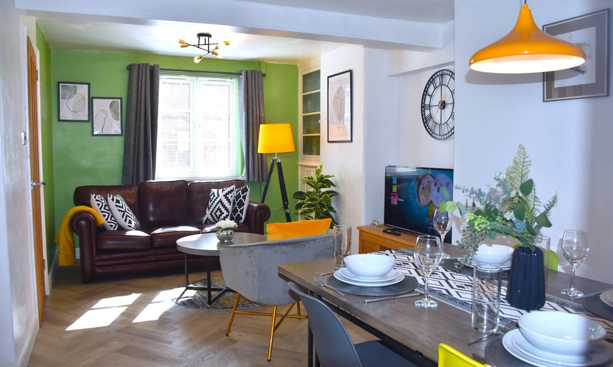 City Centre Cottage | Bard's Nest Scholars Cottage, town centre, 2 bedrooms 2 bathrooms, 5 mins RSC
