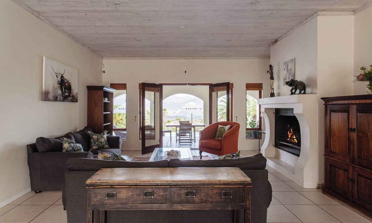Bot River Villa | Barton Dove near Hermanus – Pool & Hot Tub