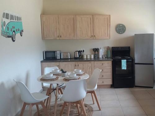 Bot River Villa | Barton Hoopoe Cottage near Hermanus with Wood Fired Hot Tub