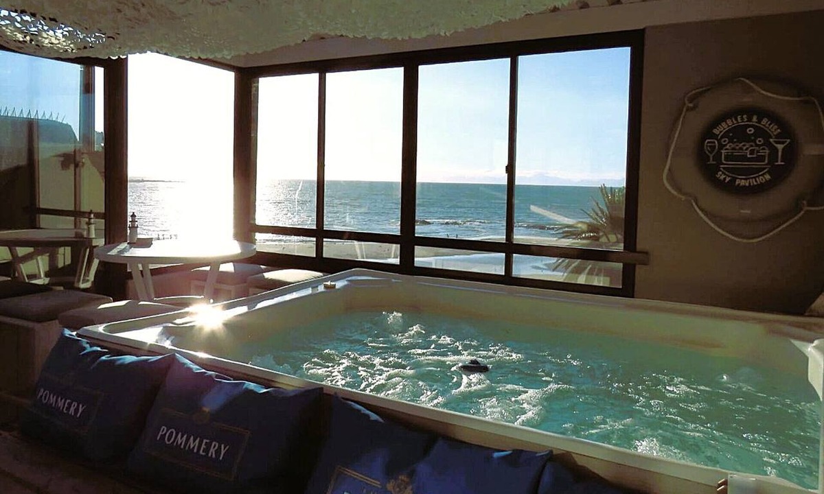 Gordons Bay Central Apartment | 'Beach2Anchor' -Central Beachfront 5 bedroom Condo with Jacuzzi