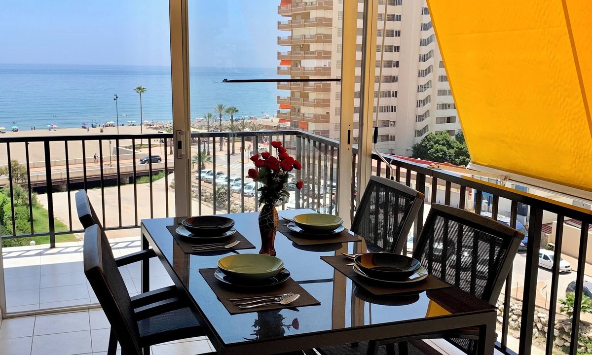 Torreblanca Apartment | Beachfront 2 bedroom apartment, seaview, swimmingpool, parking