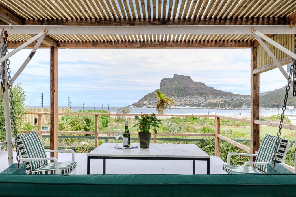 Scott Estate Apartment | Beachfront 3 Bed With Private Parking & BBQ Area