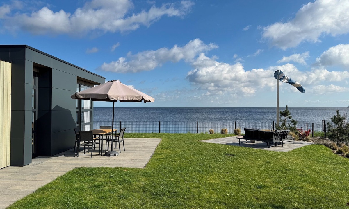 Enkhuizen House | Beachfront Chalet in First Row with Exceptional Sea View and Fenced Garden