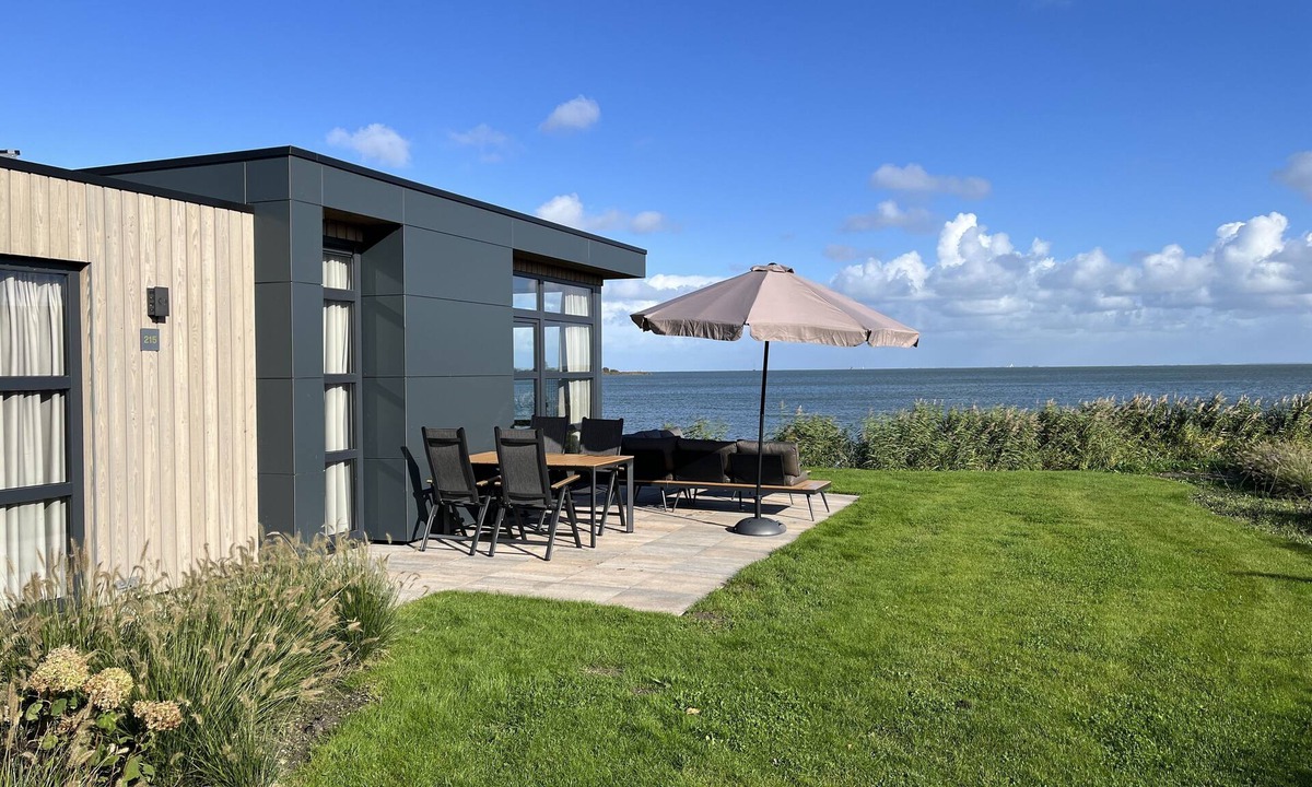 Enkhuizen House | Beachfront Chalet with Exceptional Sea Views and Modern Comforts in Enkhuizen