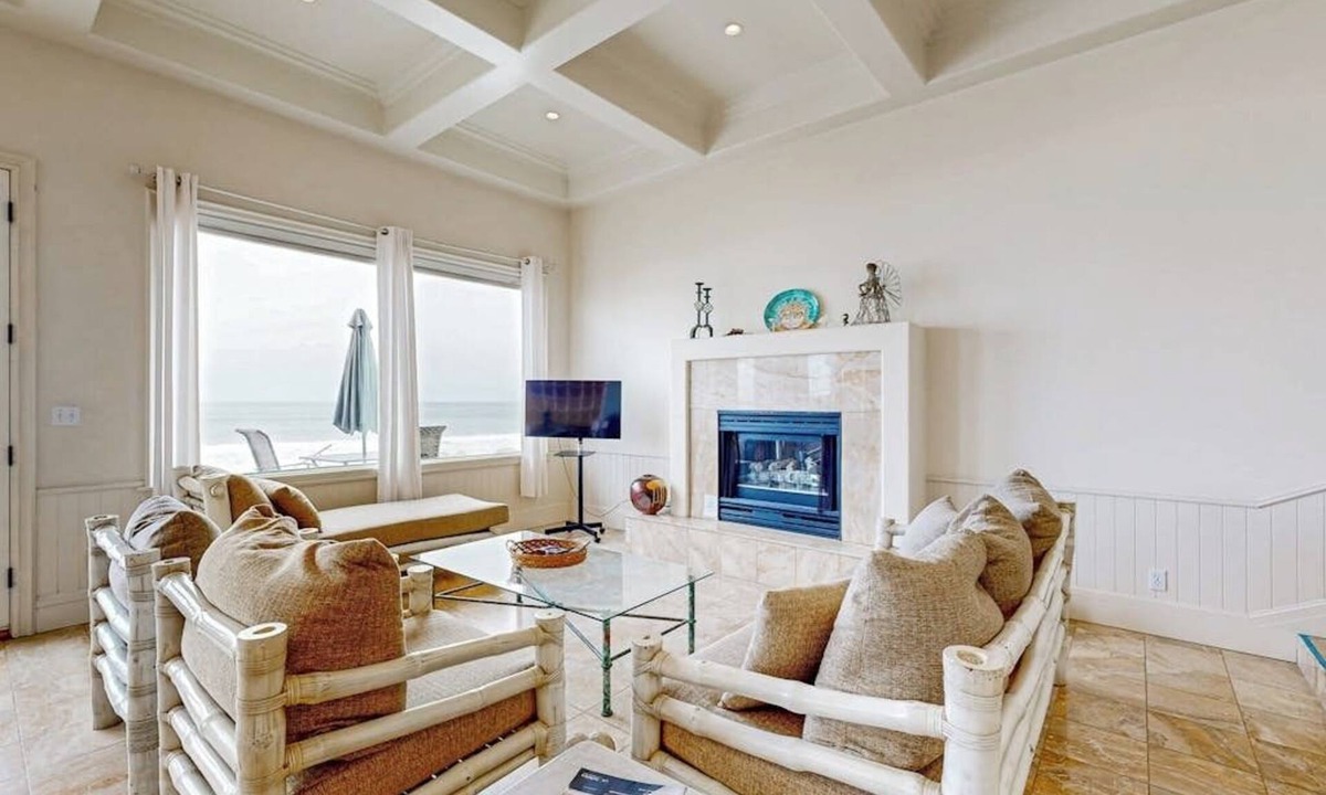 Mussel Shoals House | Beachfront dream home with balcony, patio & direct beach access