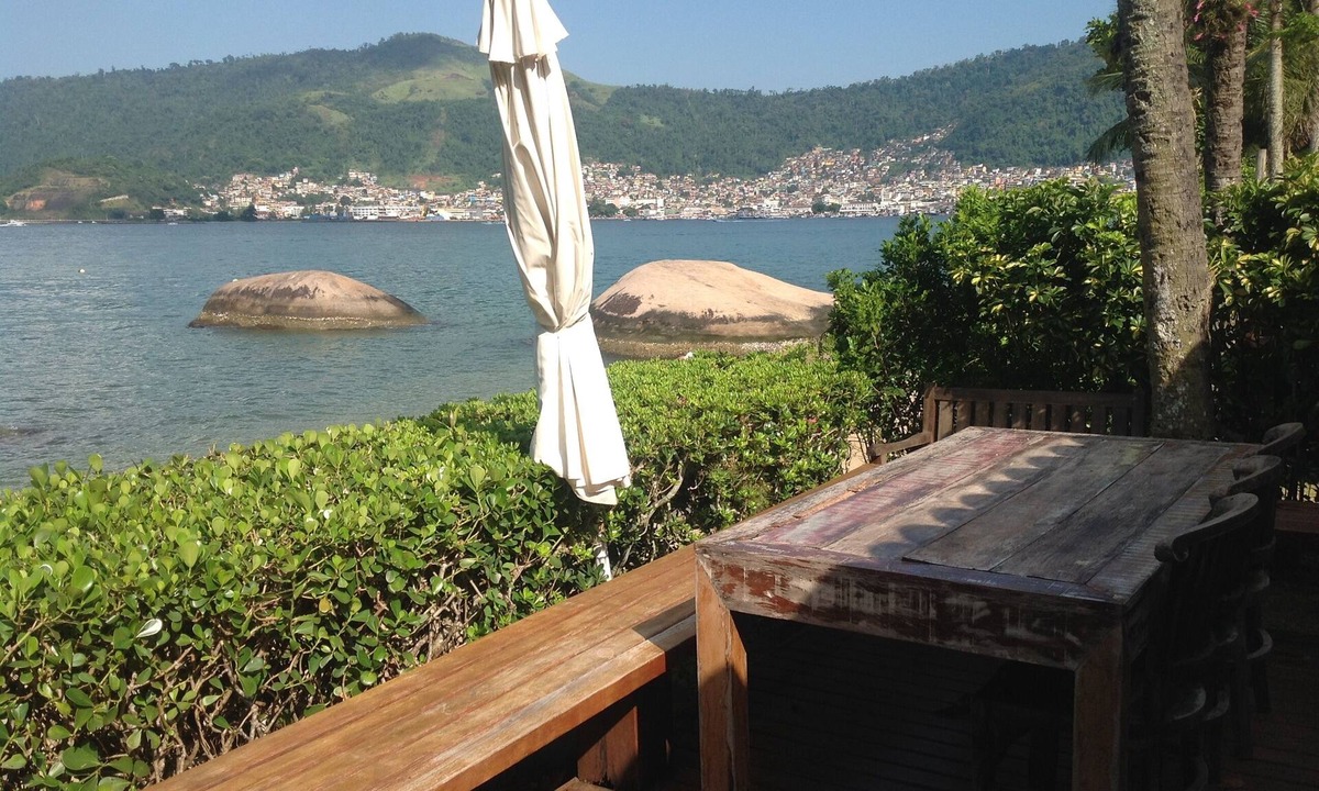Marinas House | Beachfront house in a gated community, close to the center of Angra.