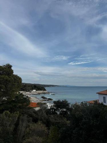 Quercianella Apartment | Beachside Apartment in Villa