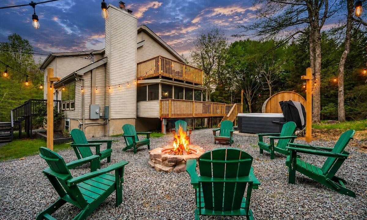 Pocono Pines House | Bear & Back Again: Pet Friendly | Hot Tub, Sauna, Karaoke, Game Room