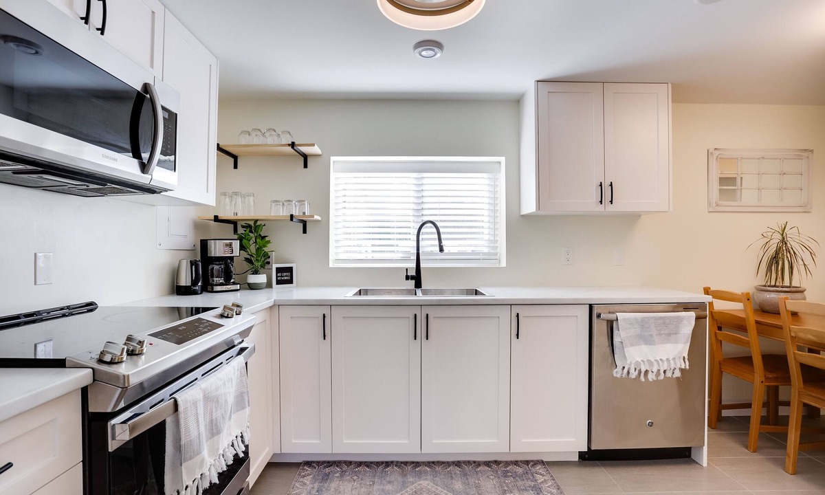 Burnaby House | Beautiful 3 bedroom suite!