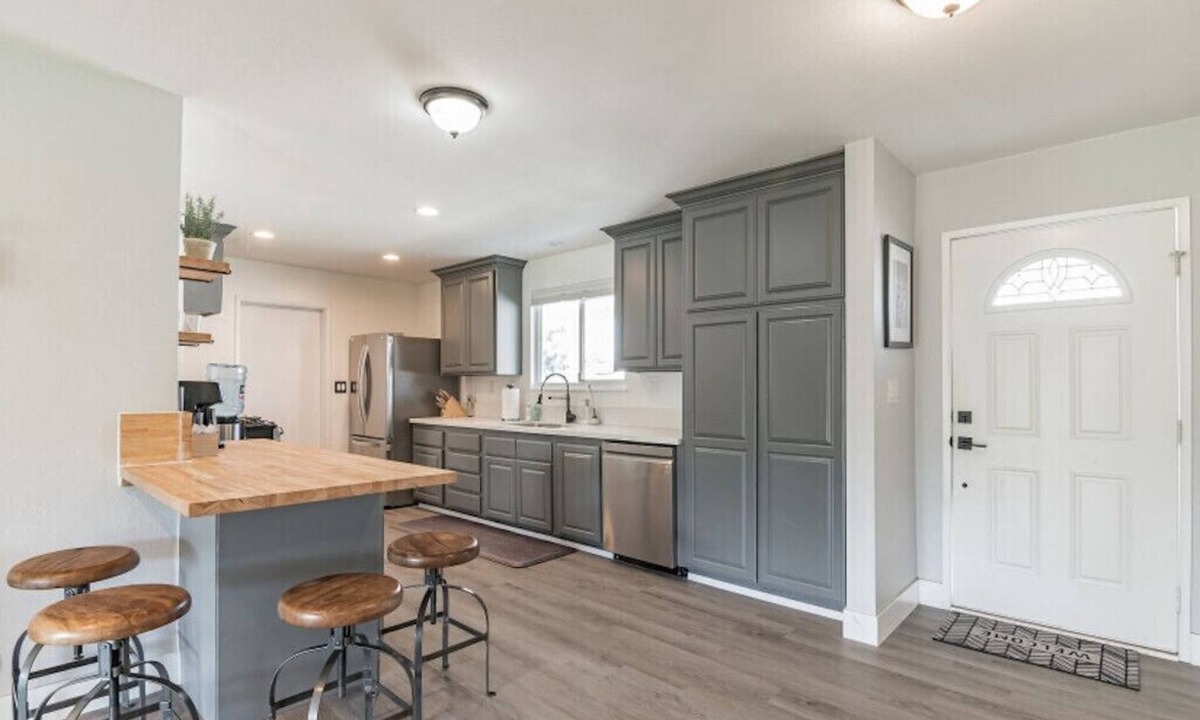 Simi Valley House | Beautiful 4bd Mini-Farm Stay in Simi Valley with Hot Tub