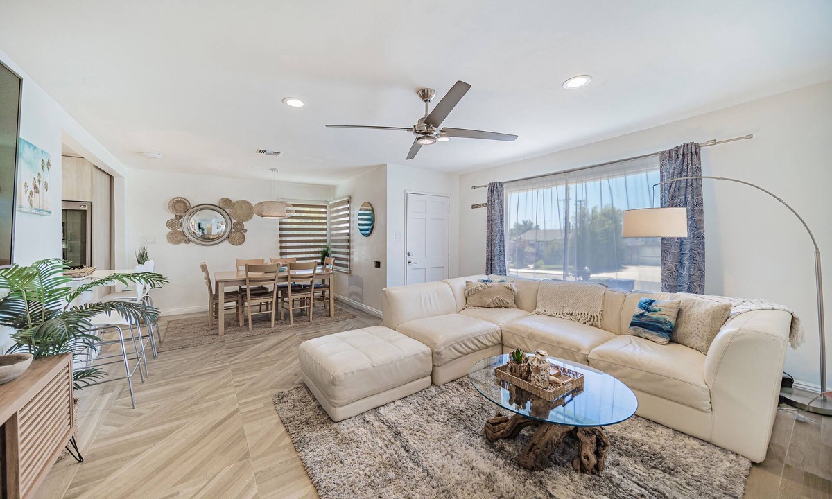 Ventura House | Beautiful & Airy Boho Glam Vacation House in Ventura - AC, King Bed, EV Charger