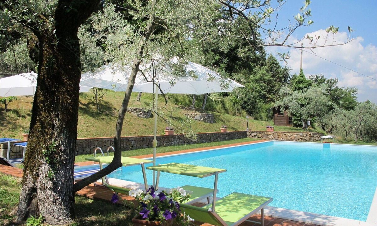 Montevarchi Villa | Beautiful apartment in villa for 4 guests with WIFI, pool, TV, patio and pets allowed