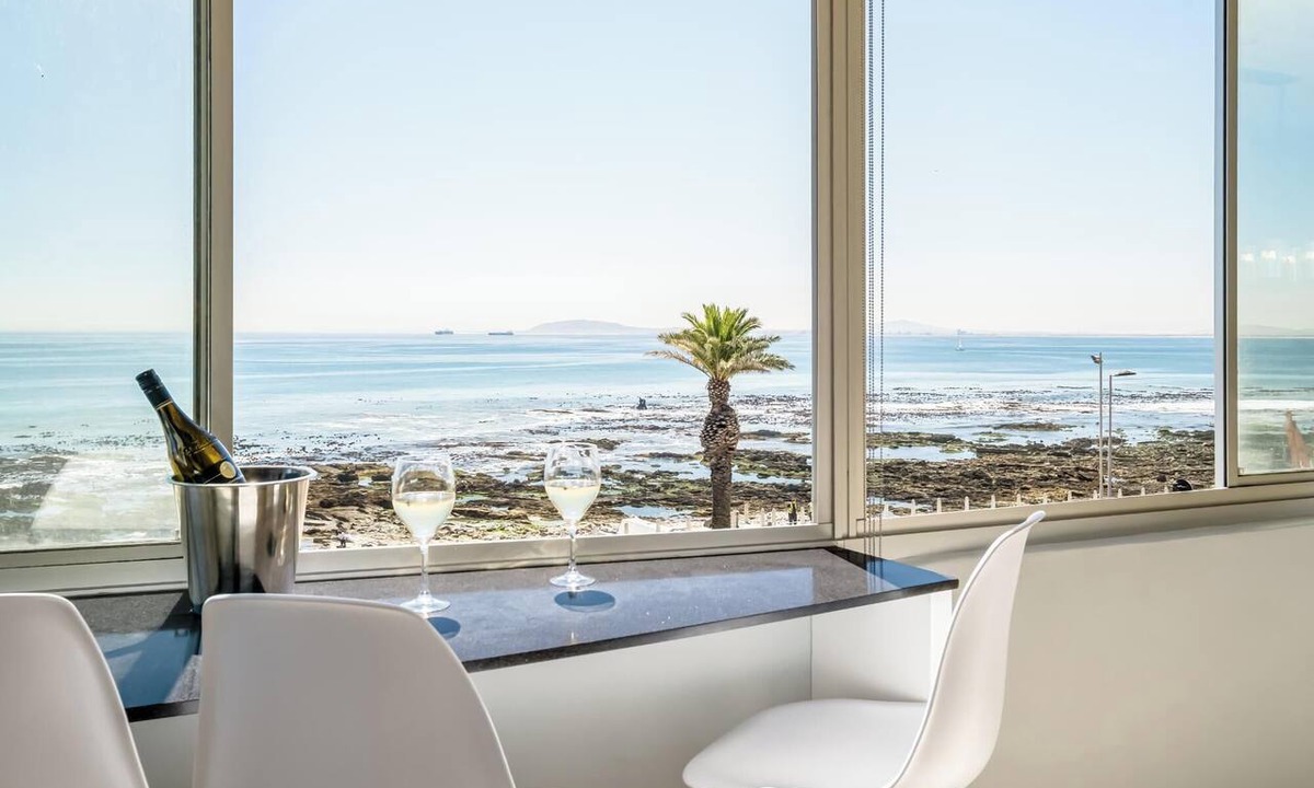 Mouille Point Apartment | Beautiful Apartment walking Distance to the Ocean (Atlantic Views)