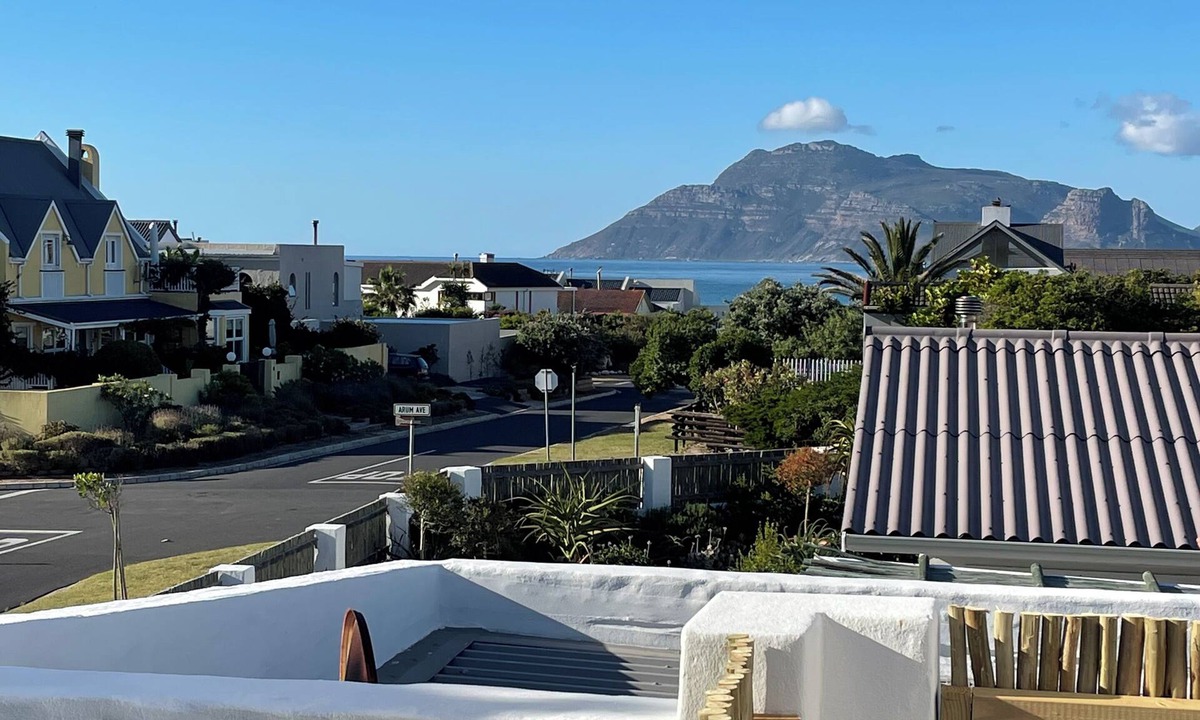 Kommetjie House | Beautiful family home 5minutes walk from the beach.
