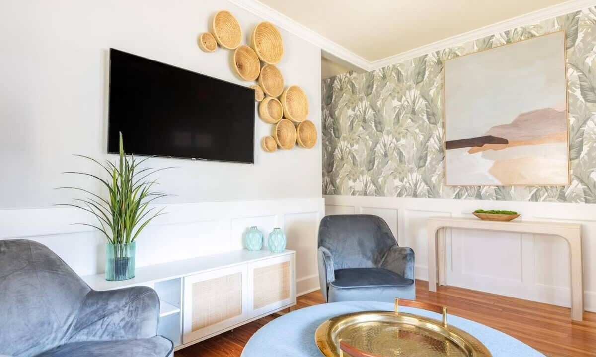 Westside House | Beautiful King Street 4 Bedroom! 30 Day Rental