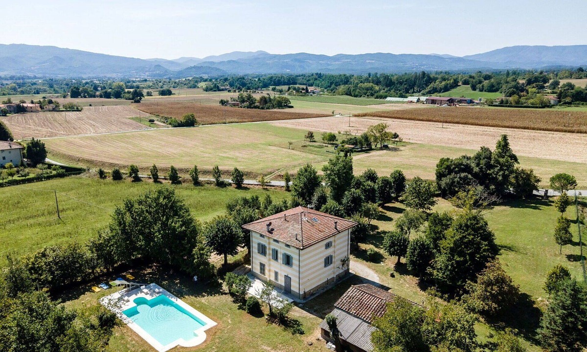 Scarperia Villa | Beautiful private villa for 16 people with WIFI, private pool, TV, pets allowed and parking