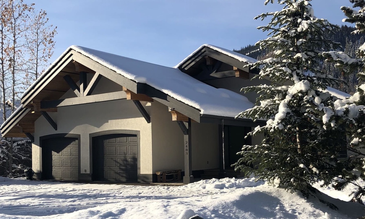 Sun Peaks Ski Chalet | Beautiful Ski & Mountain Bike retreat in Sun Peaks