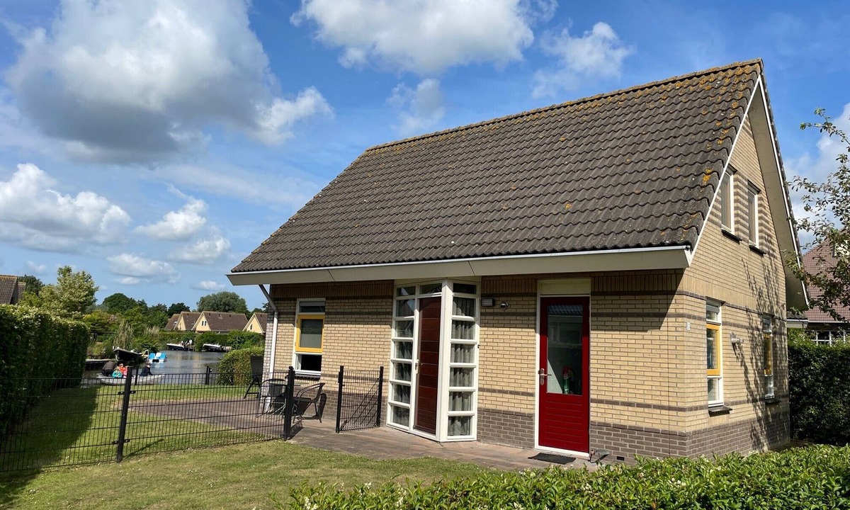 Medemblik House | Beautiful vacation home with 3 bedrooms, private jetty and lockable garden