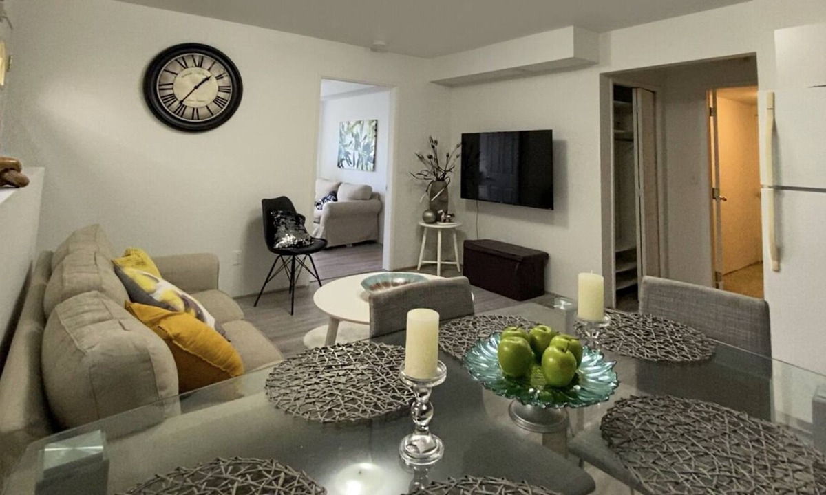 Hollyburn House | BEAUTIFUL- Well Lit -1 bed West Vancouver Home