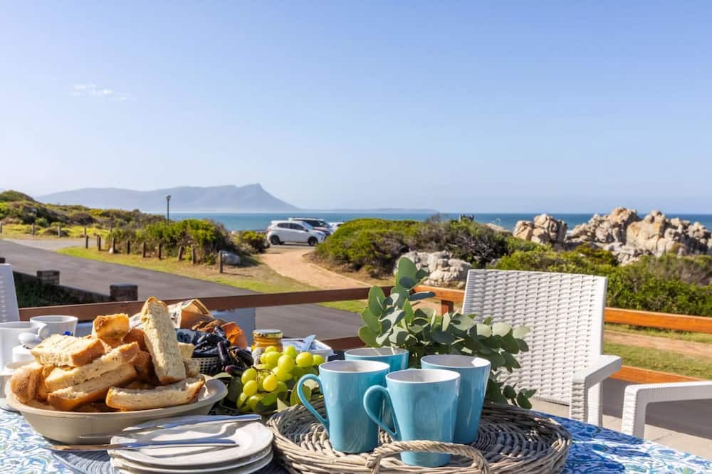 Kleinmond Apartment | Beskuit vir Ontbyt | Ocean breeze | Coffee & rusks