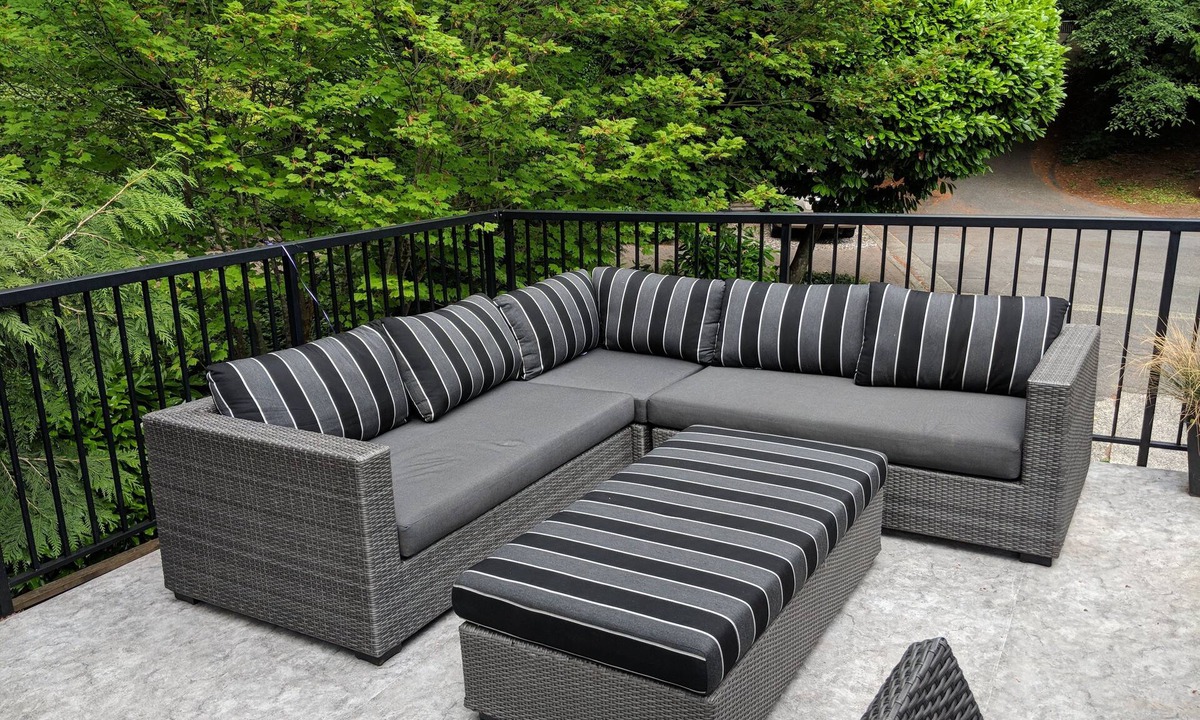 Canyon Heights House | Big House Big Yard Big Deck North Vancouver House