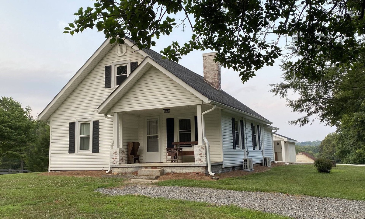 Dobson Cottage | Bledsoe’s River Inn. Cottage in the heart of wine country near Mtns. & Mayberry