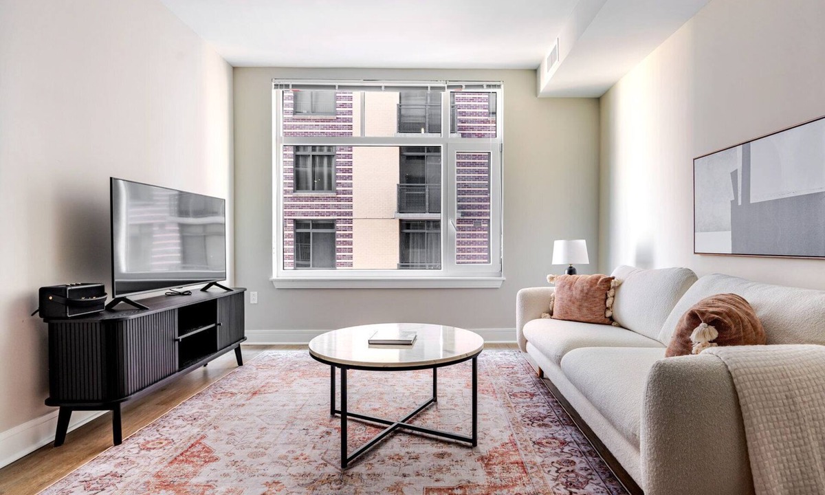 Woodmont Triangle Apartment | Blueground | Woodmont, pool & w/d, nr Bethesda Row