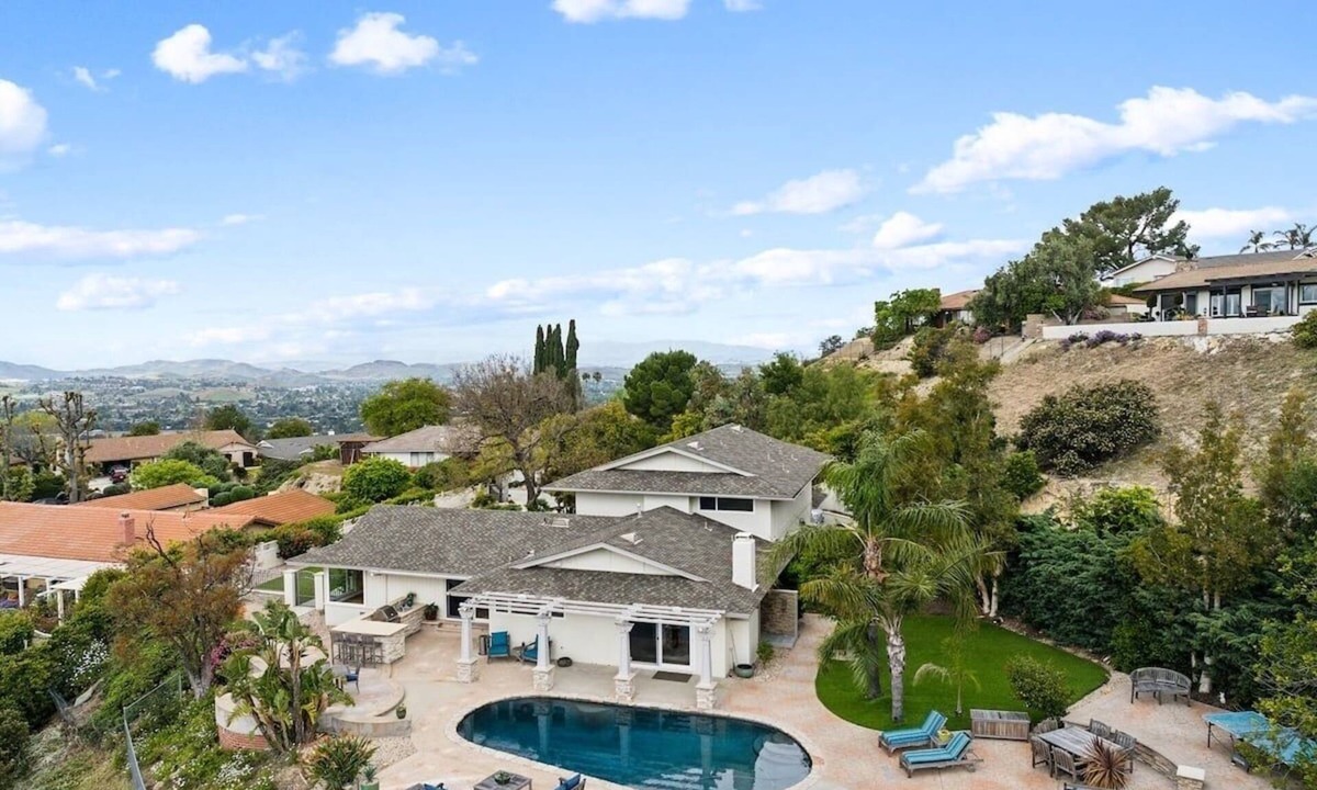 Thousand Oaks House | Bouquet Cottage (4-Bedroom Home) with Pool - Pets Allowed by RedAwning