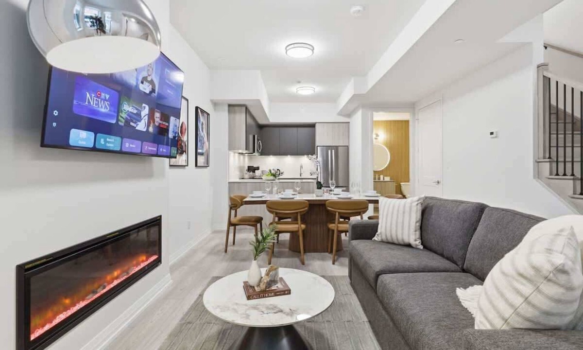 Toronto Entertainment District Apartment | Boutique 3BR Townhouse Sleeps 7 w Free Parking