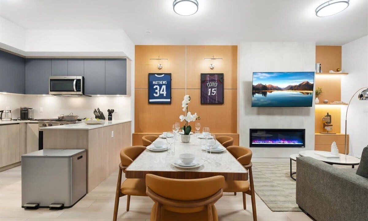 Toronto Entertainment District Apartment | Boutique Townhouse + Suite Sleeps 11 Parking