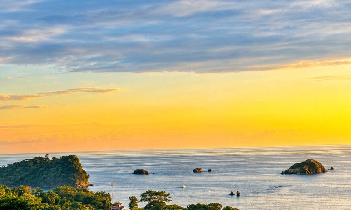 Manuel Antonio Condo | Breathtaking Ocean Vistas, Jungle Bliss, Walk to Eateries & Beach, Fast Internet