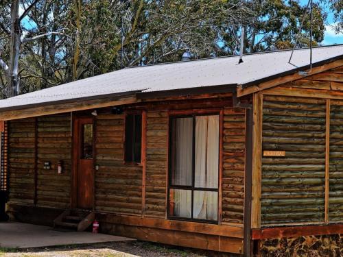 Adaminaby House | Cabin 4 - Snowy Accommodation