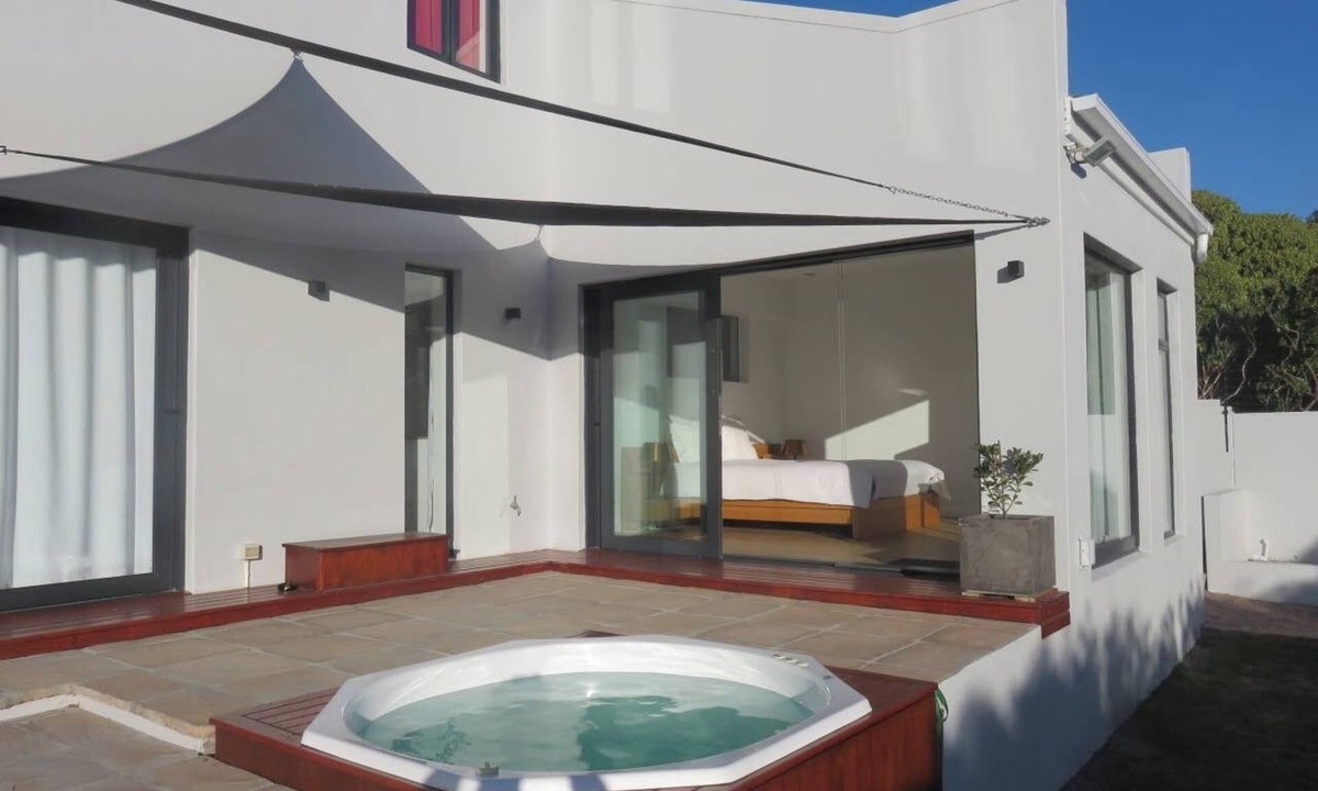 Capri Villa | Cape White Villa - Main suite with jacuzzi