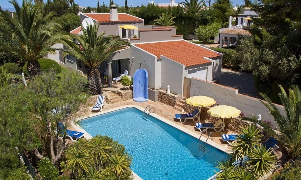 Carvoeiro House | Caribbean feeling on picturesque rocky Algarve, maid service, heated pool, roof terrace