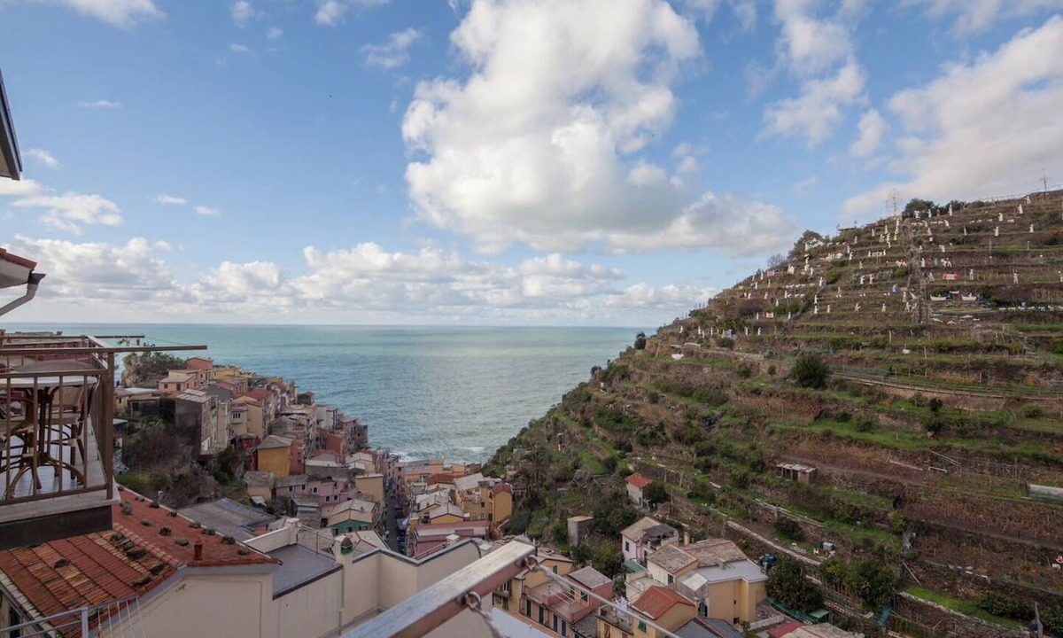 Manarola Apartment | Casa 67 Seaview Studio with Terrace & Jacuzzi in Manarola